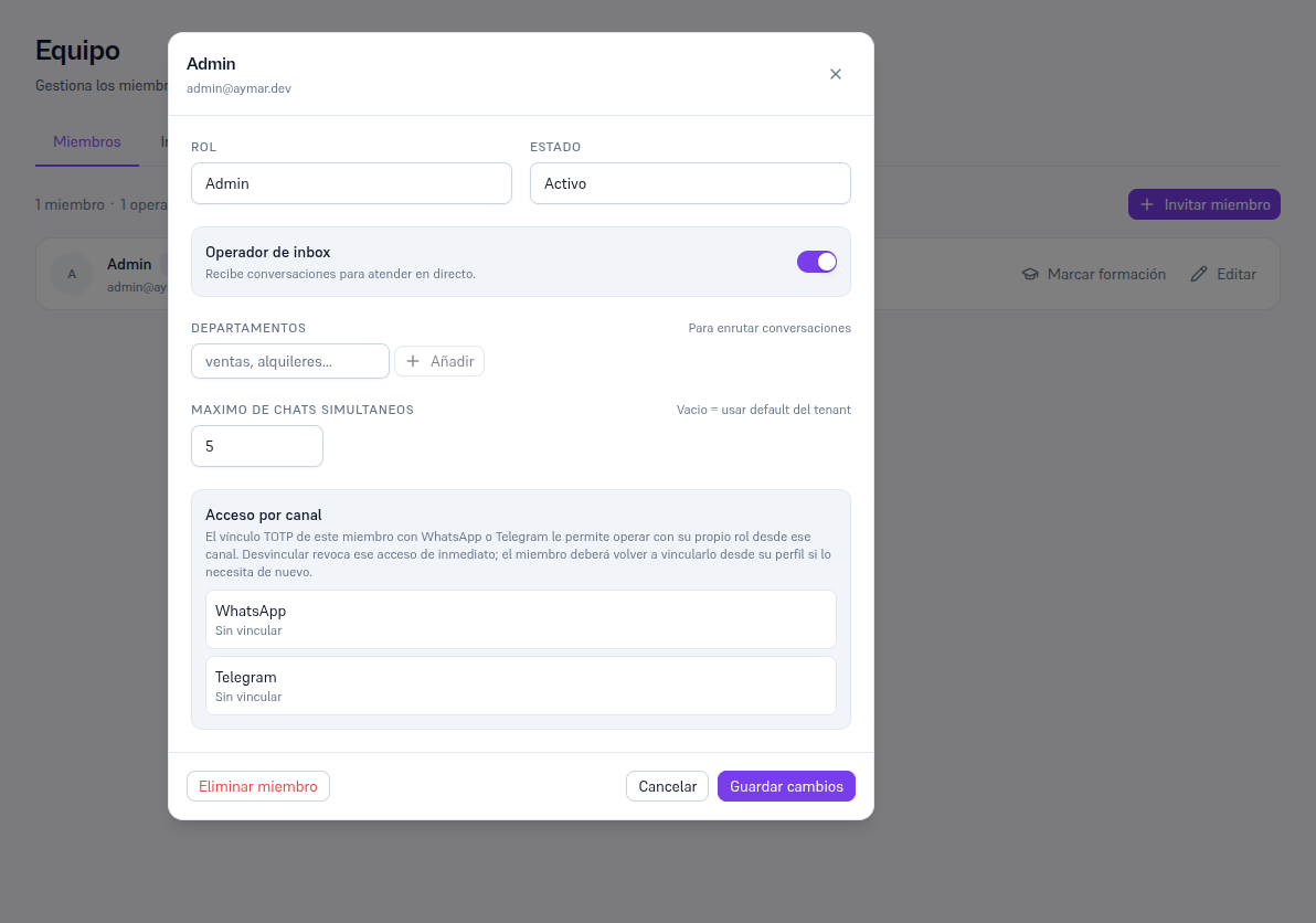 Modal Editar Admin (admin@tu-negocio.com) con la sección «Acceso por canal» mostrando el texto «El vínculo TOTP de este miembro con WhatsApp o Telegram le permite operar con su propio rol desde ese canal. Desvincular revoca ese acceso de inmediato; el miembro deberá volver a vincularlo desde su perfil si lo necesita de nuevo», y las filas WhatsApp/Telegram en «Sin vincular»