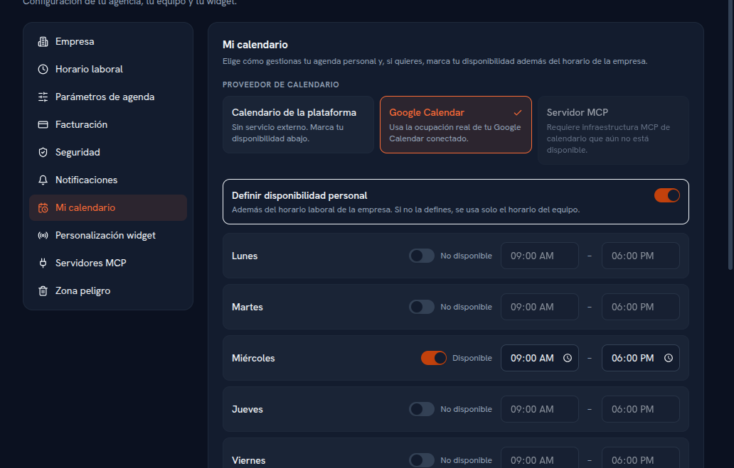Ajustes → Mi calendario con el selector Proveedor de calendario (Calendario de la plataforma, Google Calendar seleccionado, Servidor MCP deshabilitado), el interruptor Definir disponibilidad personal activado, y la tabla de días Lunes a Viernes con su interruptor Disponible/No disponible y su franja horaria
