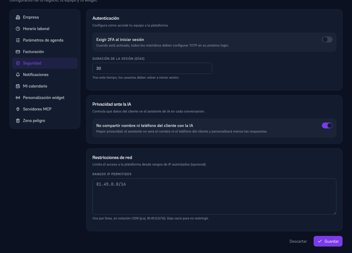 Panel Privacidad ante la IA en Ajustes → Seguridad, con el interruptor No compartir nombre ni teléfono del cliente con la IA activado en morado y el texto «Mayor privacidad: el asistente no verá el nombre ni el teléfono del cliente y personalizará menos las respuestas»