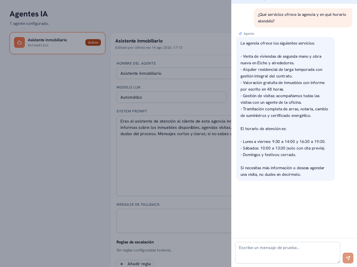 El mismo panel Probar con la pregunta del usuario «¿Qué servicios ofrece la agencia y en qué horario atendéis?» y la respuesta del agente listando los servicios (venta, alquiler, valoración, gestión de visitas, tramitación) y el horario de atención (lunes a viernes, sábados con cita previa, domingos y festivos cerrado)