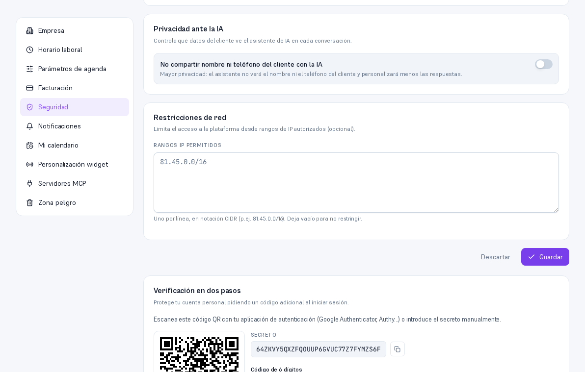 Panel de activación de 2FA con el texto «Escanea este código QR con tu aplicación de autenticación (Google Authenticator, Authy…) o introduce el secreto manualmente», el código QR, el secreto en texto y el campo Código de 6 dígitos