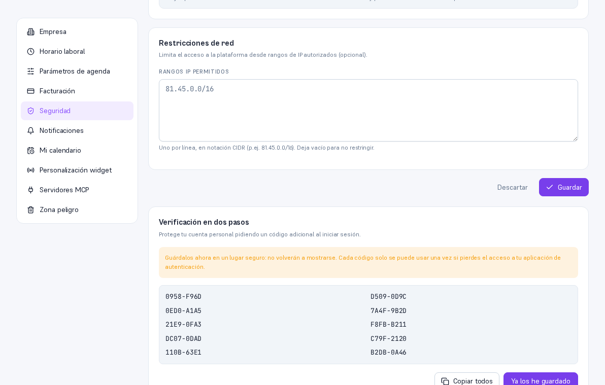 Pantalla de códigos de recuperación tras activar 2FA, con el aviso «Guárdalos ahora en un lugar seguro: no volverán a mostrarse. Cada código solo se puede usar una vez si pierdes el acceso a tu aplicación de autenticación», diez códigos en formato XXXX-XXXX, y los botones Copiar todos y Ya los he guardado