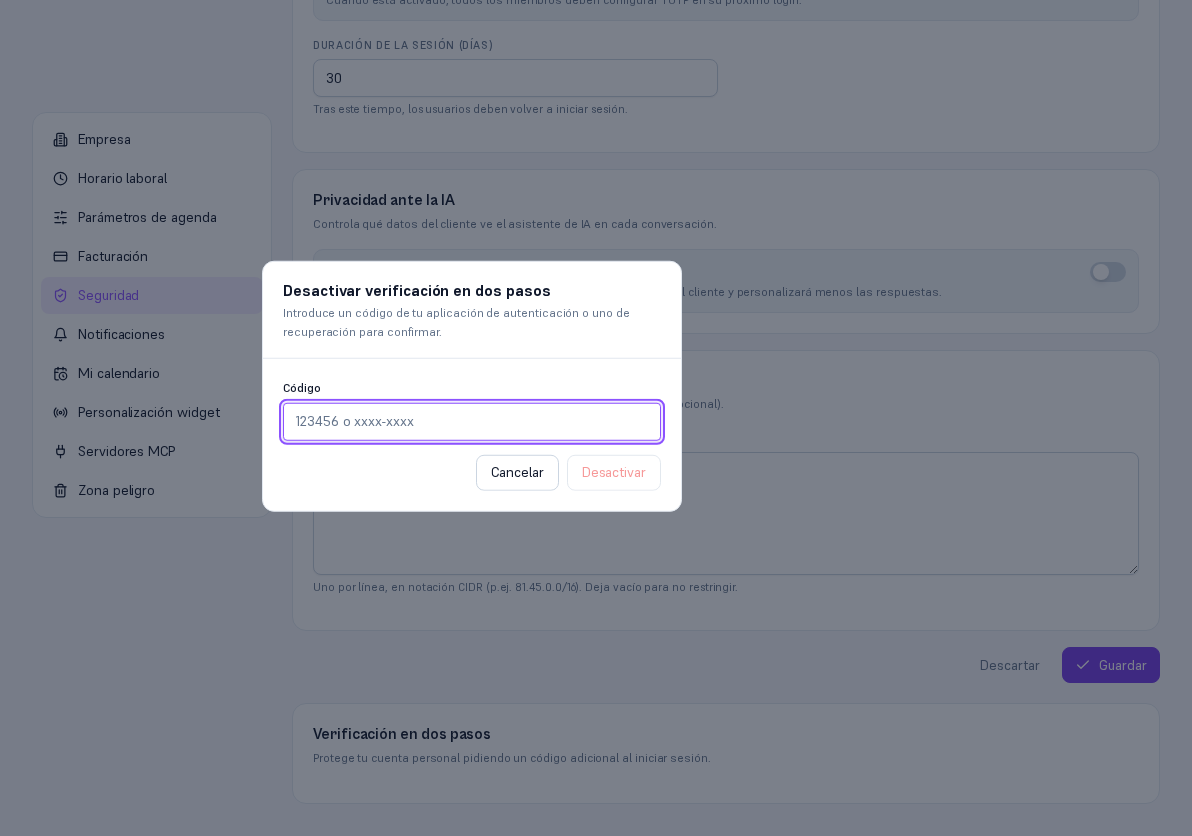Modal Desactivar verificación en dos pasos con el texto «Introduce un código de tu aplicación de autenticación o uno de recuperación para confirmar», un campo Código, y los botones Cancelar y Desactivar
