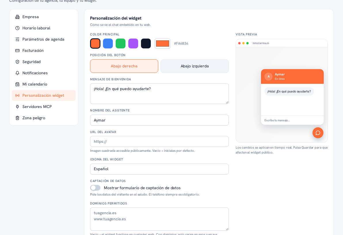 Personalización del widget: color principal naranja seleccionado (#FA6B36), posición Abajo derecha, Mensaje de bienvenida «¡Hola! ¿En qué puedo ayudarte?», el campo Nombre del asistente relleno con un valor de ejemplo, el campo Dominios permitidos con tuagencia.es y www.tuagencia.es en líneas separadas y el texto «Vacío = el widget funciona en cualquier web. Con dominios, solo carga en esos y en sus subdominios»; a la derecha, la vista previa en vivo mostrando el widget con el saludo ya aplicado