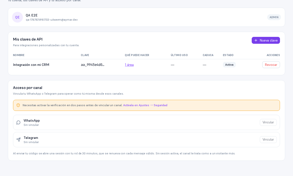 Tabla Mis claves de API con una fila «Integración con mi CRM», columna Qué puede hacer con el enlace «1 área», Último uso «—», Caduca «—», Estado «Activa» y el botón Revocar