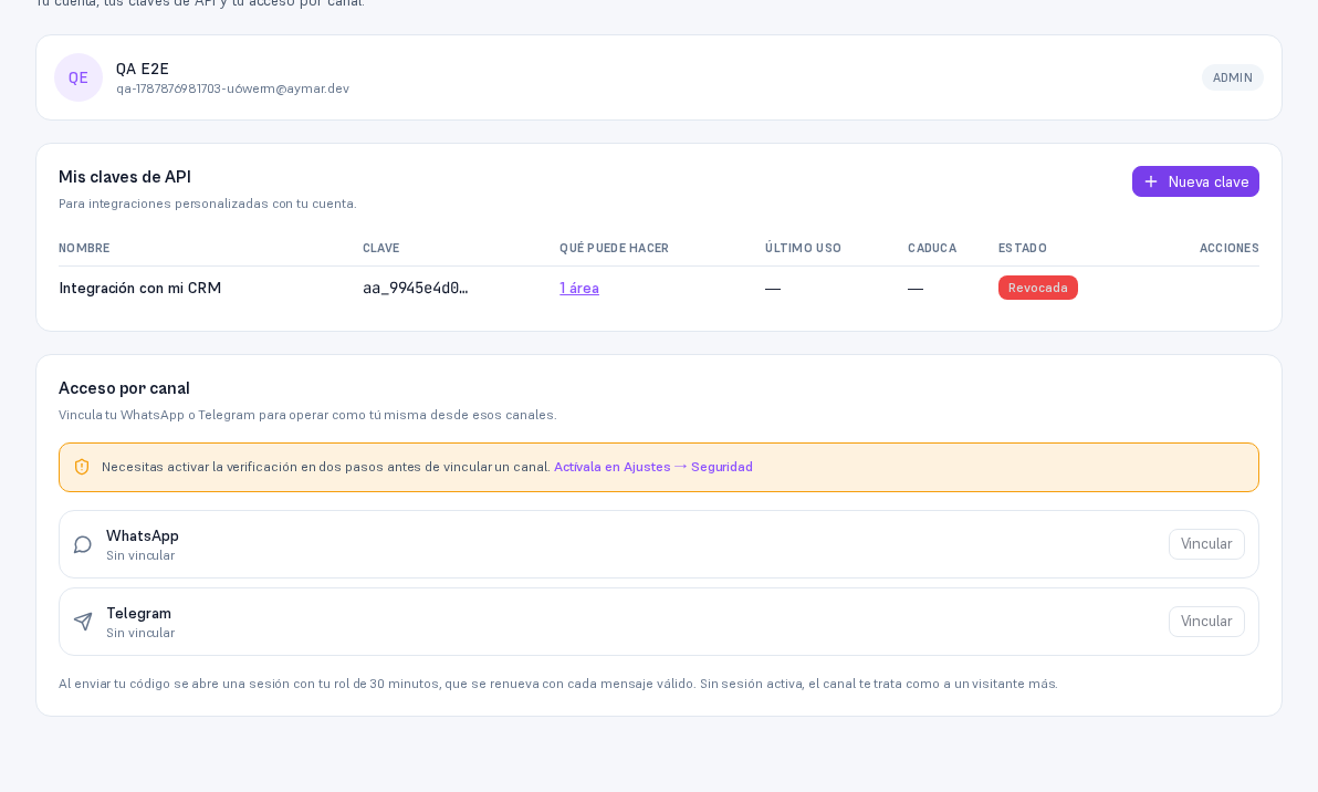 Tabla Mis claves de API con la fila «Integración con mi CRM» en estado Revocada, columna Qué puede hacer con el enlace 1 área, sin botón de acción disponible