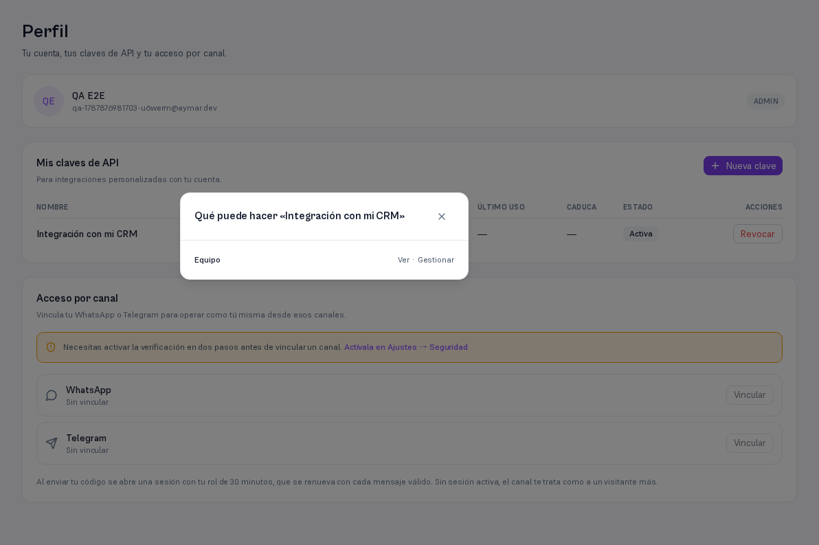 Popover «Qué puede hacer «Integración con mi CRM»» mostrando una sola fila «Equipo — Ver · Gestionar», con el botón Cerrar