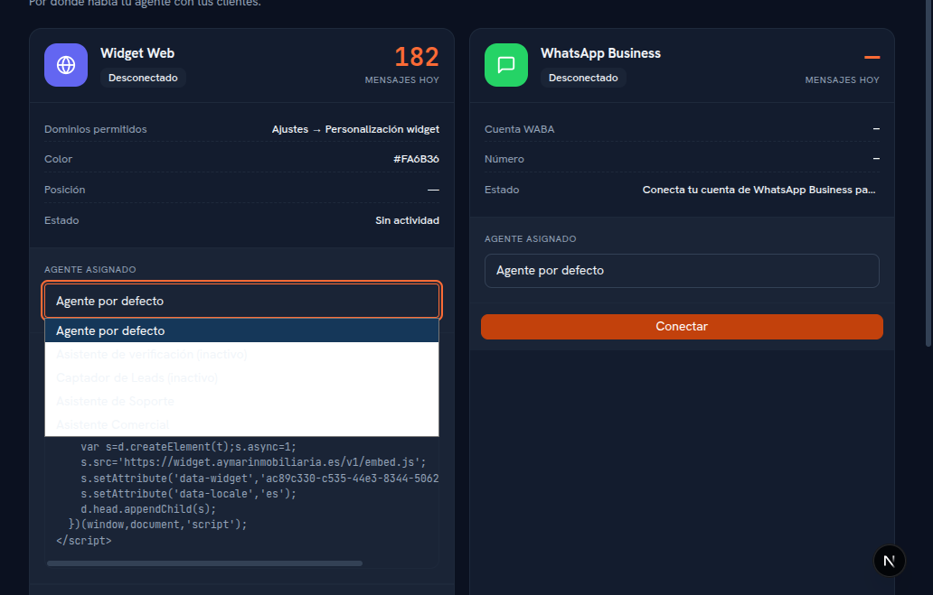 Selector Agente asignado desplegado sobre la tarjeta de Widget Web, con Agente por defecto resaltado arriba y debajo, en gris, Asistente de verificación (inactivo) y Captador de Leads (inactivo), y en blanco Asistente de Soporte y Asistente Comercial; debajo, el snippet del widget ya generado