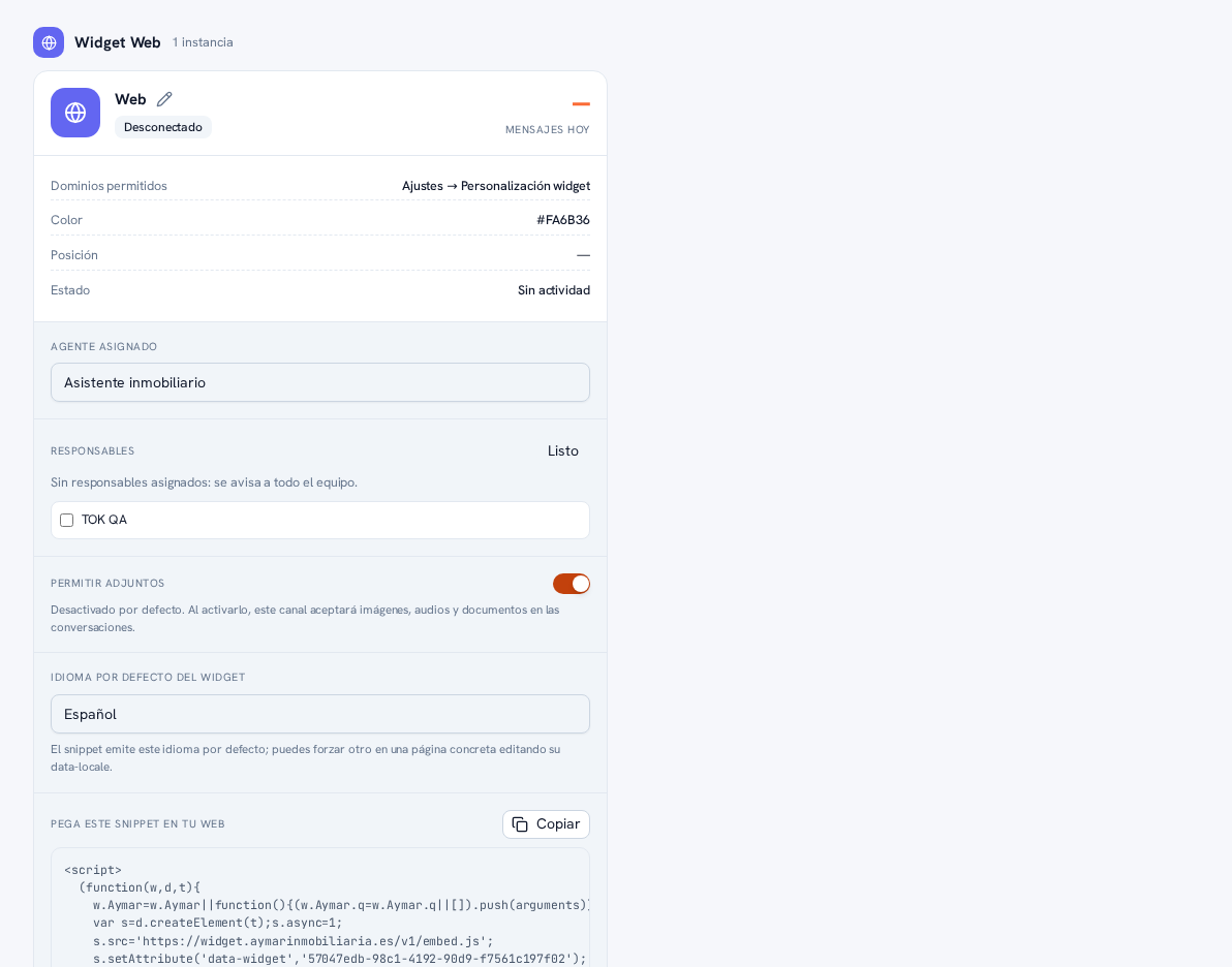 Tarjeta del canal Web con la sección Responsables en edición: el texto «Sin responsables asignados: se avisa a todo el equipo», debajo la casilla sin marcar TOK QA y, arriba a la derecha de la sección, el botón Listo para confirmar; también se ven las secciones Agente asignado (Asistente inmobiliario), Permitir adjuntos (activado), Idioma por defecto del widget (Español) y el snippet ya generado