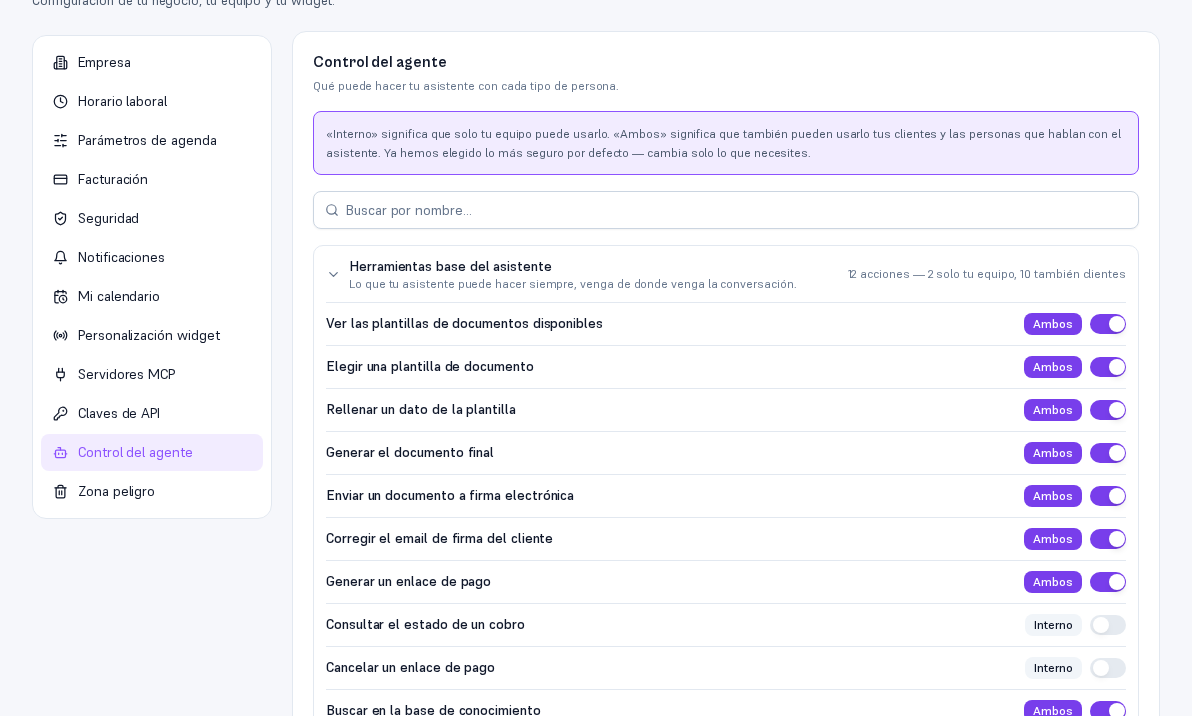 Pantalla Ajustes → Control del agente con el aviso «Interno significa que solo tu equipo puede usarlo. Ambos significa que también pueden usarlo tus clientes y las personas que hablan con el asistente. Ya hemos elegido lo más seguro por defecto — cambia solo lo que necesites», el buscador, y el grupo «Herramientas base del asistente» desplegado con cada fila mostrando su badge Ambos o Interno y un interruptor, y el resumen «12 acciones — 2 solo tu equipo, 10 también clientes»