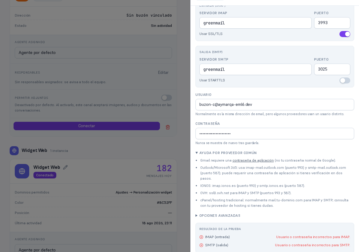 Formulario de conexión con la contraseña incorrecta y el resultado de la prueba mostrando IMAP (entrada) con la marca de error y el mensaje «Usuario o contraseña incorrectos para IMAP», y SMTP (salida) con el mismo error «Usuario o contraseña incorrectos para SMTP»; encima, la sección «Ayuda por proveedor común» desplegada con los datos de Gmail, Outlook, IONOS, OVH y cPanel