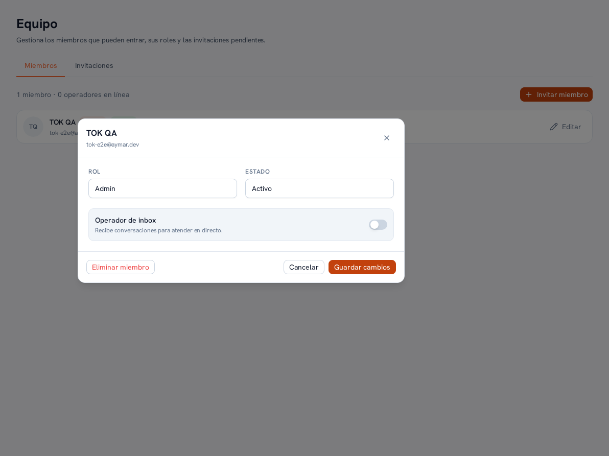 Ventana modal con el nombre TOK QA y su email tok-e2e@tu-negocio.com, los desplegables ROL en Admin y ESTADO en Activo, el interruptor Operador de inbox desactivado con el texto «Recibe conversaciones para atender en directo», y los botones Eliminar miembro, Cancelar y Guardar cambios