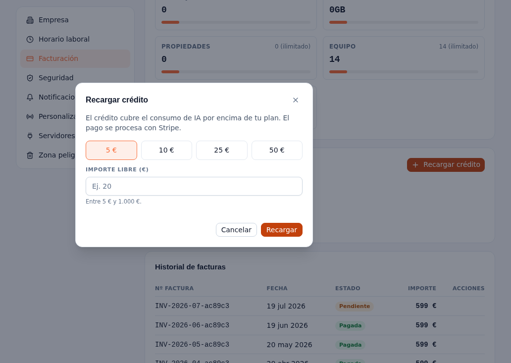 Diálogo Recargar crédito con el texto explicativo «El crédito cubre el consumo de IA por encima de tu plan. El pago se procesa con Stripe», los importes preestablecidos 5€, 10€, 25€ y 50€ con el de 5€ seleccionado, un campo de importe libre con el rango «Entre 5€ y 1.000€», y los botones Cancelar y Recargar