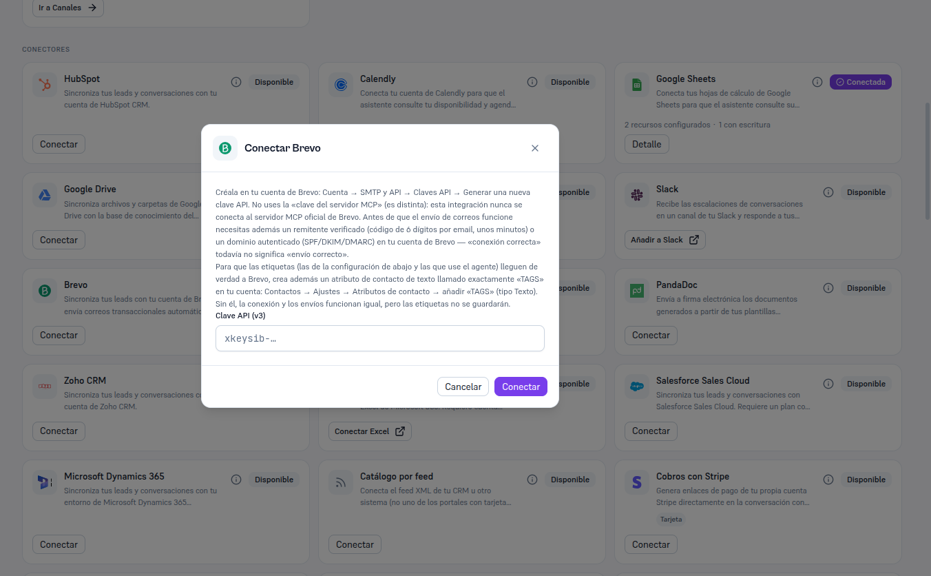 Modal «Conectar Brevo» con la instrucción de crear la clave en Cuenta → SMTP y API → Claves API de Brevo, el aviso de no usar la clave del servidor MCP, la nota sobre el remitente verificado o dominio autenticado, el campo Clave API y los botones Cancelar y Conectar
