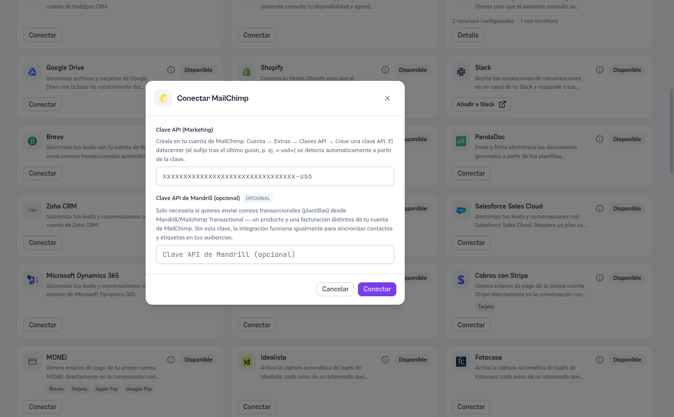 Modal «Conectar MailChimp» con la instrucción de crear la clave en Cuenta → Extras → Claves API de MailChimp, la nota de que el datacenter se detecta automáticamente, el aviso sobre la clave de Mandrill opcional, el campo Clave API (Marketing), el campo opcional Clave API de Mandrill y los botones Cancelar y Conectar