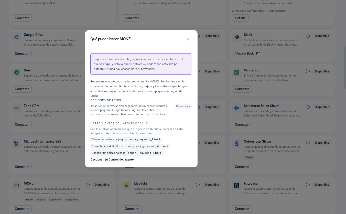 Panel «Qué puede hacer MONEI» con el aviso de superficie curada, la acción de panel «Avisar en la conversación al resolverse un cobro» en estado Desactivada, y las tres herramientas del agente de IA (create_payment_link, check_payment_status, cancel_payment_link) con el enlace Gestionar en Control del agente