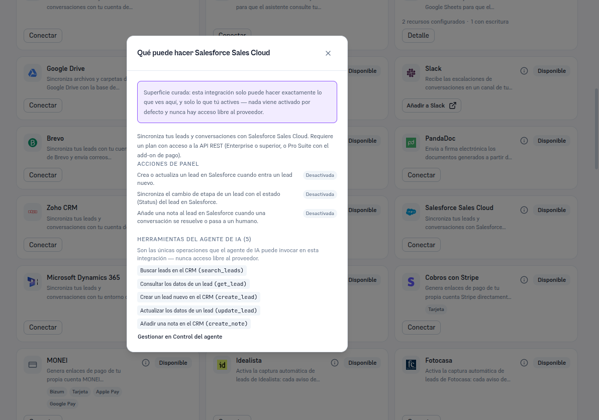 Panel «Qué puede hacer Salesforce Sales Cloud» con el aviso de superficie curada, las tres acciones de panel en estado Desactivada, y las cinco herramientas del agente de IA (search_leads, get_lead, create_lead, update_lead, create_note) con el enlace Gestionar en Control del agente