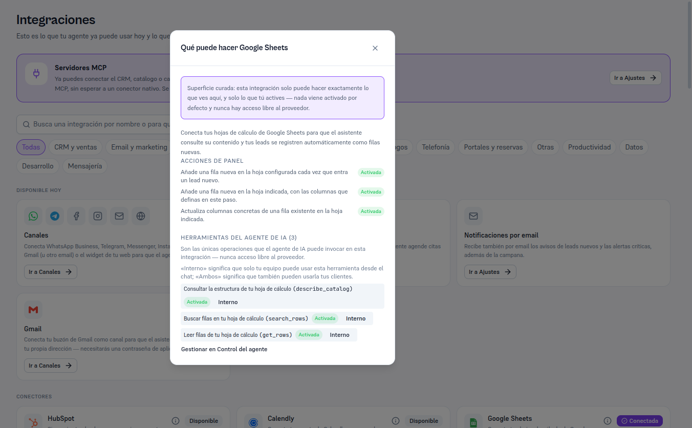 Panel «Qué puede hacer Google Sheets» con las tres acciones de panel en estado Activada, las tres herramientas del agente de IA (describe_catalog, search_rows, get_rows) en estado Activada y con la etiqueta Interno, y el enlace Gestionar en Control del agente