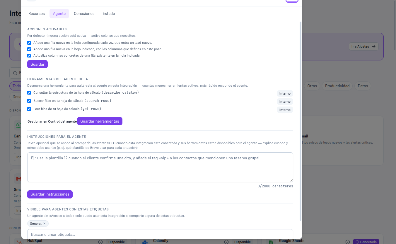 Pestaña Agente del detalle de una integración conectada (Google Sheets, usada aquí como ejemplo del mecanismo): checklist de acciones activables con casillas marcadas y botón Guardar, lista de herramientas del agente de IA con casillas y botón Guardar herramientas, y el campo de instrucciones para el agente