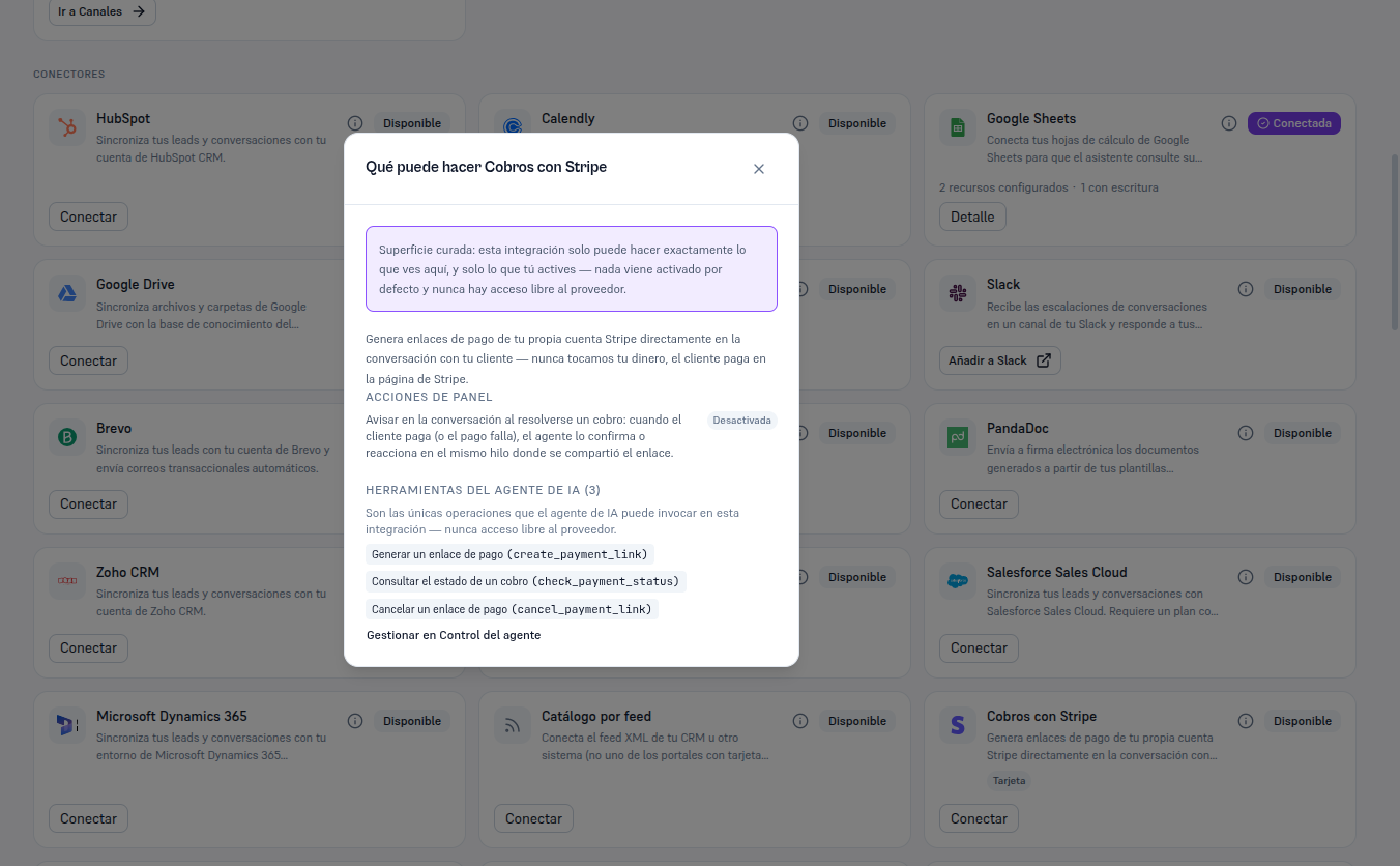 Panel «Qué puede hacer Cobros con Stripe» con el aviso de superficie curada, la acción de panel «Avisar en la conversación al resolverse un cobro» en estado Desactivada, y las tres herramientas del agente de IA (create_payment_link, check_payment_status, cancel_payment_link) con el enlace Gestionar en Control del agente