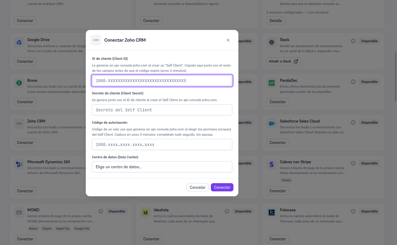 Modal «Conectar Zoho CRM» con los campos ID de cliente (Client ID), Secreto de cliente (Client Secret), Código de autorización y el desplegable Centro de datos (Data Center) con las opciones Estados Unidos, Europa, India, Australia, Japón, China y Canadá, y los botones Cancelar y Conectar