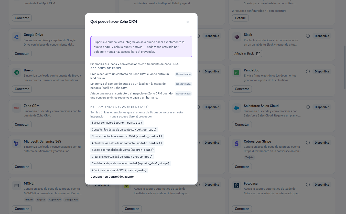 Panel «Qué puede hacer Zoho CRM» con el aviso de superficie curada, las tres acciones de panel en estado Desactivada, y las ocho herramientas del agente de IA (search_contacts, get_contact, create_contact, update_contact, search_deals, create_deal, update_deal_stage, create_note) con el enlace Gestionar en Control del agente