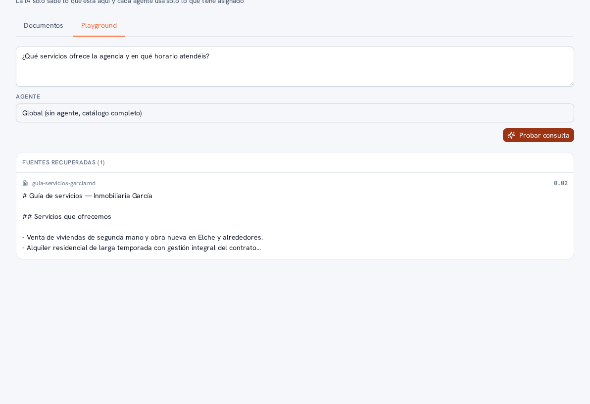 Pestaña Playground de la base de conocimiento con la pregunta «¿Qué servicios ofrece la agencia y en qué horario atendéis?», el selector Agente en «Global (sin agente, catálogo completo)», el botón Probar consulta y el panel Fuentes recuperadas (1) con el fragmento recuperado del documento guia-servicios-garcia.md