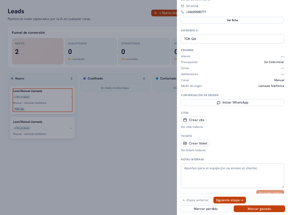 Ficha (drawer) de un lead manual abierta desde la derecha: cabecera con el nombre y la etapa «Nuevo»; Datos de contacto (teléfono y botón Ver ficha); Asignado a; Resumen con Interés, Presupuesto, Zonas, Habitaciones, Canal y Medio de origen; Conversación de origen con el botón Iniciar WhatsApp; Citas con el botón Crear cita; Tickets con el botón Crear ticket; Notas internas; y, al pie, Etapa anterior, Siguiente etapa, Marcar perdido y Marcar ganado