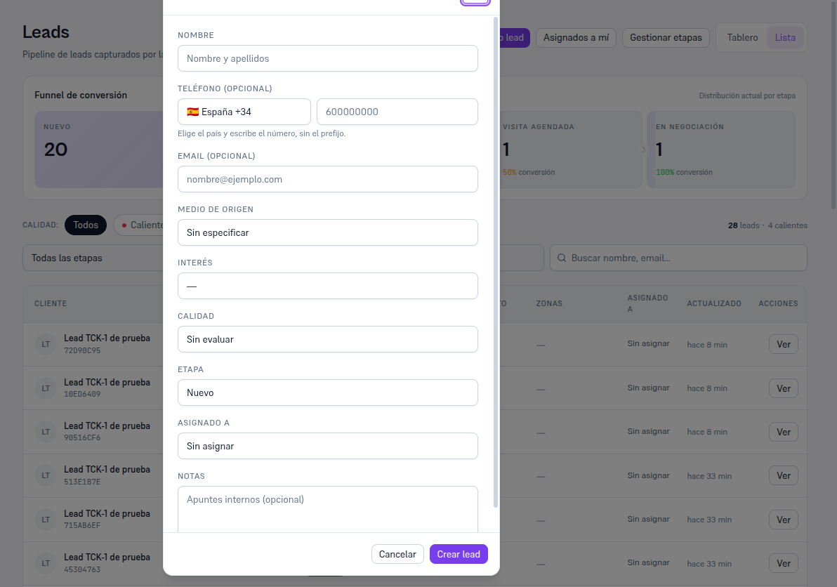 Modal «Nuevo lead» con los campos Nombre, Teléfono con el desplegable de prefijo, Email, Medio de origen, Interés, Calidad, Etapa, Asignado a y Notas, y los botones Cancelar y Crear lead