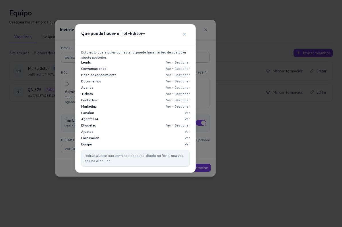 Modal Invitar miembro con el rol Editor seleccionado y, superpuesto, el popover «Qué puede hacer el rol «Editor»» con una fila Ver/Gestionar por área (Leads, Conversaciones, Base de conocimiento, Documentos, Agenda, Tickets, Contactos, Marketing, Canales, Agentes IA, Etiquetas, Ajustes, Facturación, Equipo) y la nota «Podrás ajustar sus permisos después, desde su ficha, una vez se una al equipo»