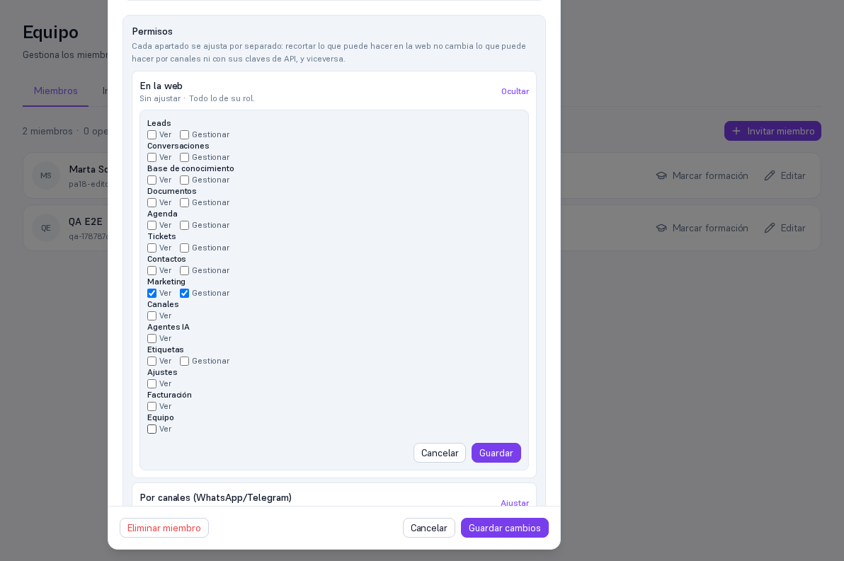 Tarjeta «En la web» desplegada con una fila Ver/Gestionar por área; todas desmarcadas salvo Marketing (Ver y Gestionar marcados), y los botones Cancelar y Guardar al final