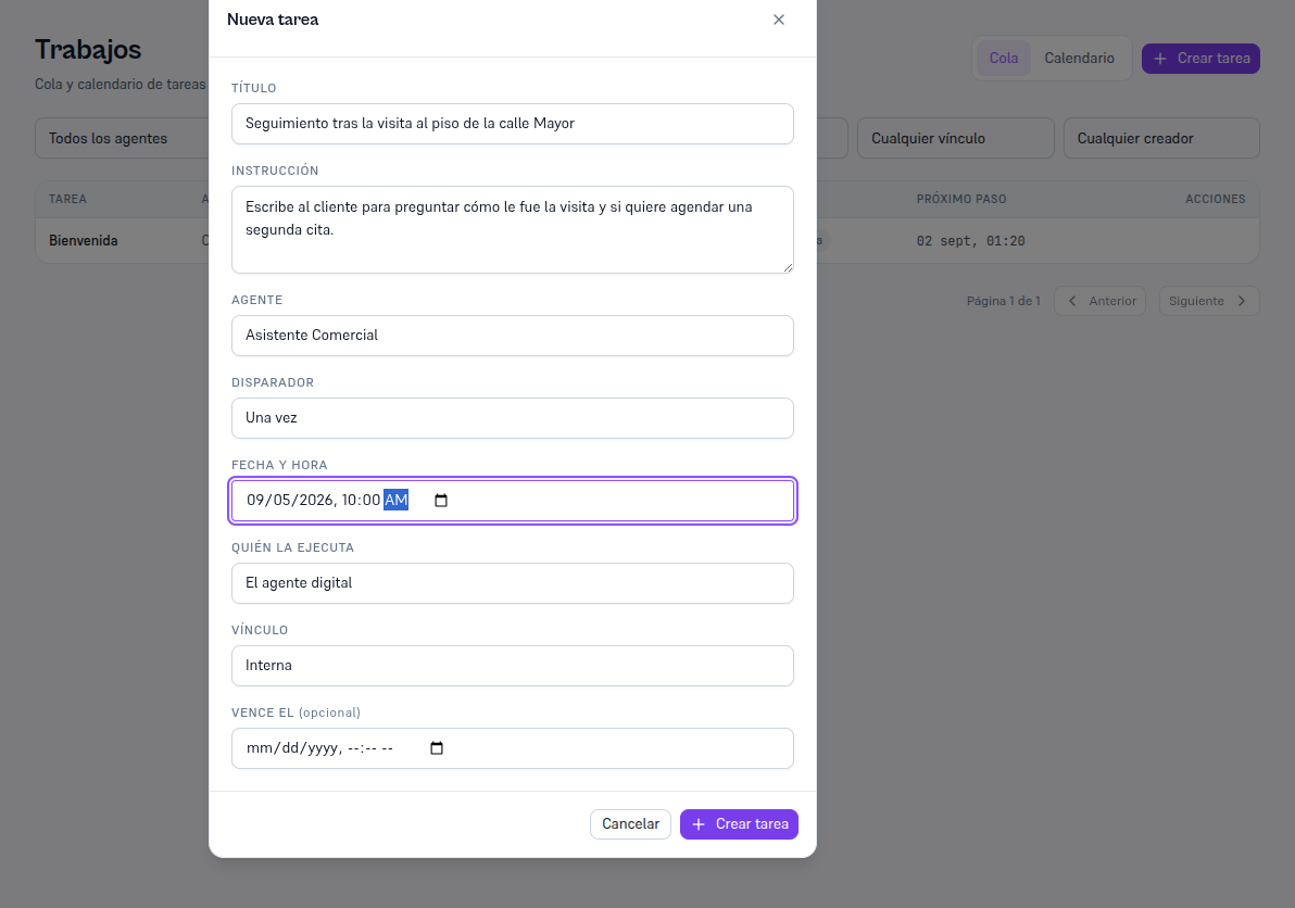 Modal Nueva tarea relleno: título «Seguimiento tras la visita al piso de la calle Mayor», instrucción de escribir al cliente, agente Asistente Comercial, disparador Una vez, fecha y hora 09/05/2026 10 AM, quién la ejecuta El agente digital, vínculo Interna, y los botones Cancelar y Crear tarea