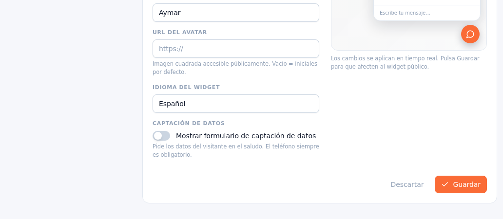 Parte baja de Ajustes → Personalización del widget: campos URL del avatar e Idioma del widget, el interruptor Captación de datos desactivado, y a la derecha la vista previa en vivo del widget con su botón flotante